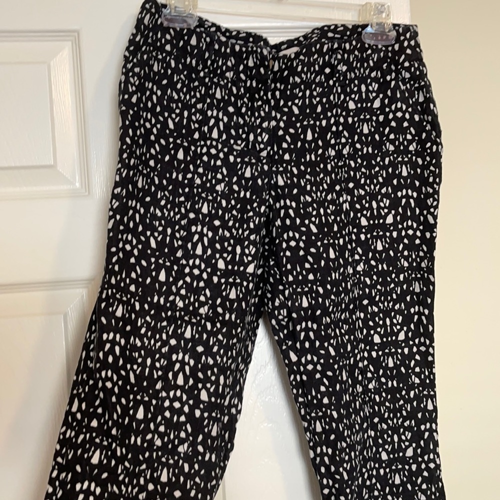 Lightweight black and white patterned ankle pants